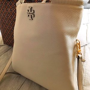Tory Burch Convertible

Color: Ecru